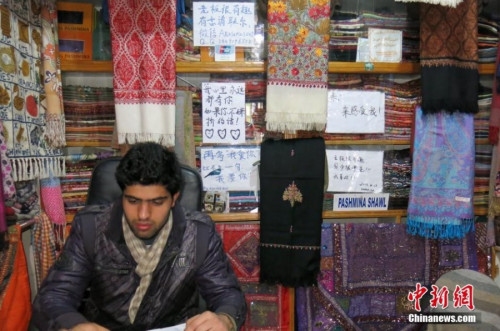 资料图:尼泊尔首都加德满都,泰米尔商业街一家店铺张贴的中文广告语。 资料图:尼泊尔首都加德满都,泰米尔商业街一家店铺张贴的中文广告语。