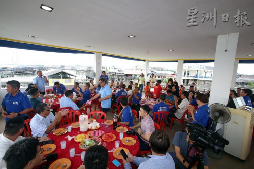 廖中莱到访龟咯，大家聚集出席交流会，品尝传统糕点。（马来西亚《星洲日报》）