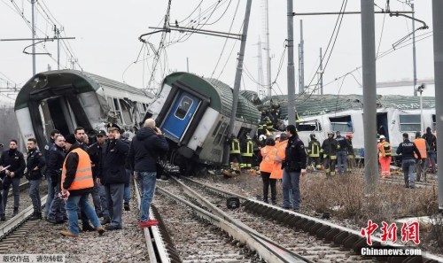 当地时间1月25日，意大利米兰郊区一列火车在早高峰时段发生脱轨事故，已造成至少2人死亡，10人重伤，约100人轻伤。