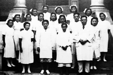 1942年，日军关闭协和医院，原部分协和医院医生来到中央医院工作。林巧稚创建中央医院妇产科。 