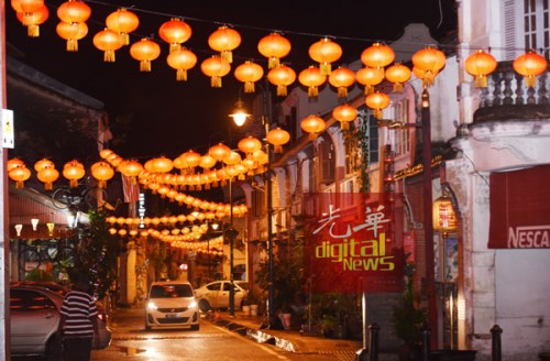 槟州政府将在古迹区8条街道装上8000盏红灯笼，为老街添上“红妆”。（马来西亚《光华日报》）