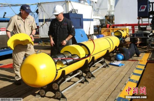 资料图：澳大利亚海军“海洋之盾”号搜救船上的水下自动潜航器被投入印度洋南部海域中，参加马航的搜救工作。 