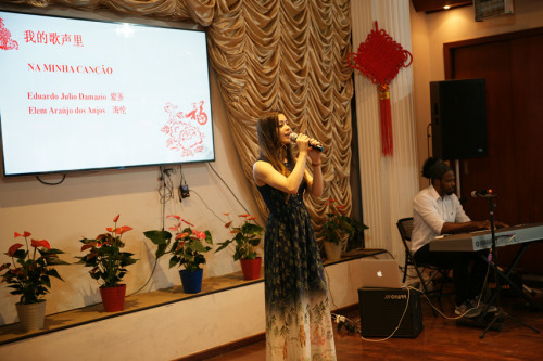 巴西友人演唱中文歌曲。