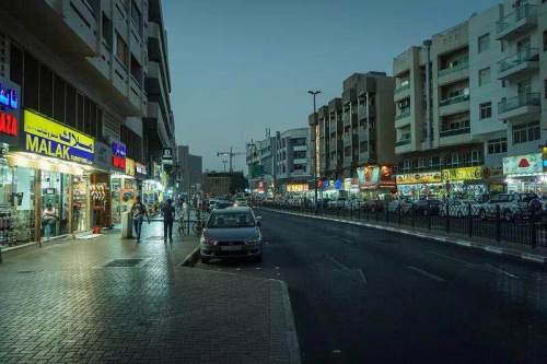 “一街三城”的“一街”指的就是这条穆萨拉路(Al Musalla Rd)，至今也是重要的华人生活集散地。摄于2017年