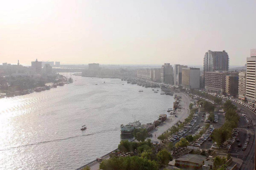 承载迪拜华人“生活印记”的迪拜河。