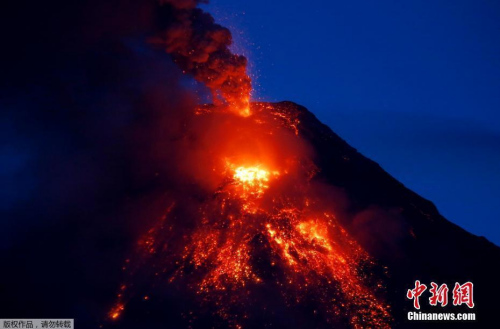资料图：当地时间2018年1月23日，菲律宾阿尔拜省卡马利格，马荣火山持续喷发，岩浆流淌。据悉，当局已为可能的危险性喷发做好准备。