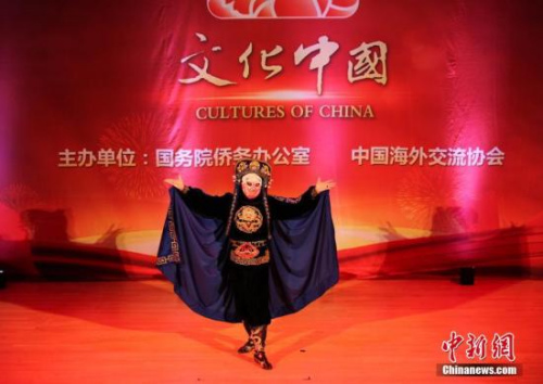 图为中国国家一级演员吴松涛表演川剧变脸。 <a target='_blank' href='http://www.chinanews.com/'>中新社</a>记者 马德林 摄