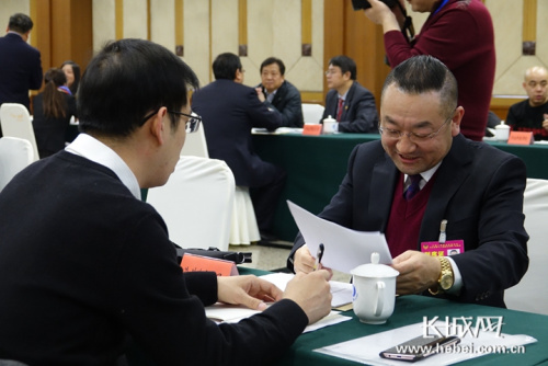 海外华侨华人代表与河北有关方面对口座谈交流活动现场。记者 胥文燕 摄