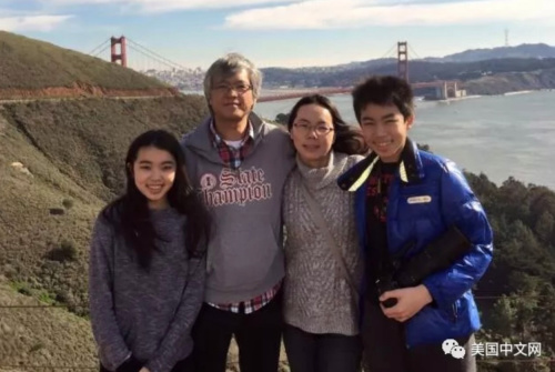 陈楷雯的家庭合影，与父母和弟弟一起。(美国中文网微信公众号)