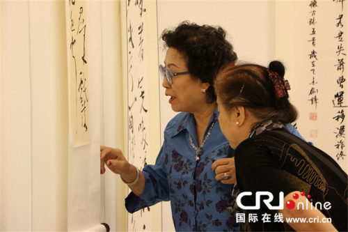 泰国民众欣赏中国书法作品。 摄影:李晓萍 泰国民众欣赏中国书法作品。 摄影:李晓萍