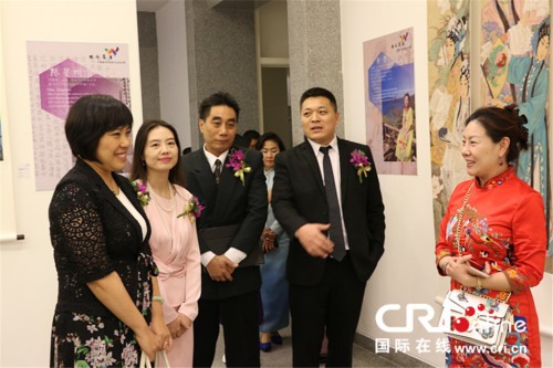 潘鹏参赞（左一）与中国艺术家们畅聊。摄影：李晓萍