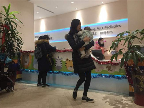 流感肆虐,各个诊所在27日都出现了看诊潮。(美国《世界日报》/曹健摄) 流感肆虐,各个诊所在27日都出现了看诊潮。(美国《世界日报》/曹健摄)