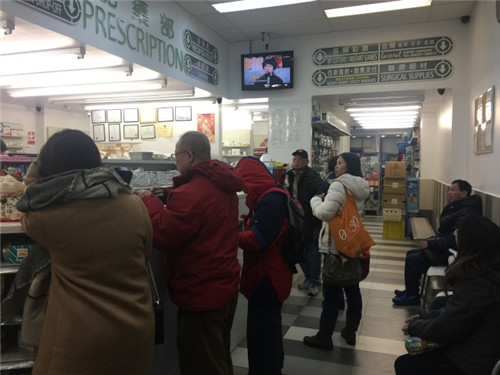 药房也表示,因为感染流感,近几周而来取药的人数有明显增加。(美国《世界日报》/曹健摄) 药房也表示,因为感染流感,近几周而来取药的人数有明显增加。(美国《世界日报》/曹健摄)