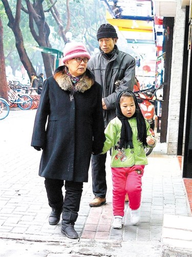 街头老人和小孩从头到脚将自己包裹得严严实实。 街头老人和小孩从头到脚将自己包裹得严严实实。