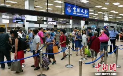 排队通过边检的游客。图片来源:<a target='_blank' href='http://www.chinanews.com/' >中新网</a> 排队通过边检的游客。图片来源:<a target='_blank' href='http://www.chinanews.com/' >中新网</a>