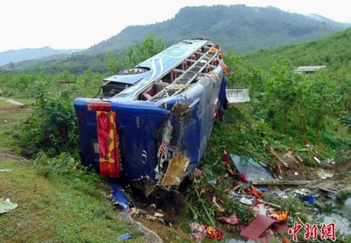 游客大巴翻车事故。图片来源:<a target='_blank' href='http://www.chinanews.com/' >中新网</a> 游客大巴翻车事故。图片来源:<a target='_blank' href='http://www.chinanews.com/' >中新网</a>