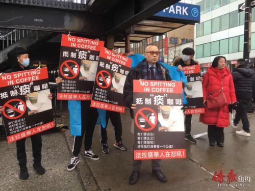 抗议者高喊“我们要说法,我们要正义,我们要维权。” (张晶摄) 抗议者高喊“我们要说法,我们要正义,我们要维权。” (张晶摄)