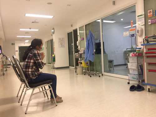 徐欣母亲在ICU病房前为女儿祈祷。澎湃新闻记者 于亚妮 图