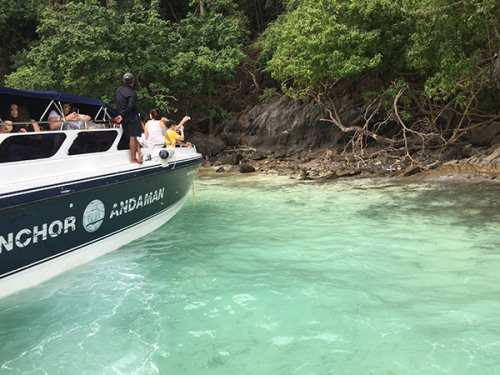皮皮岛一日游路线，游客们在快艇甲板上拍照。澎湃新闻记者 于亚妮 图