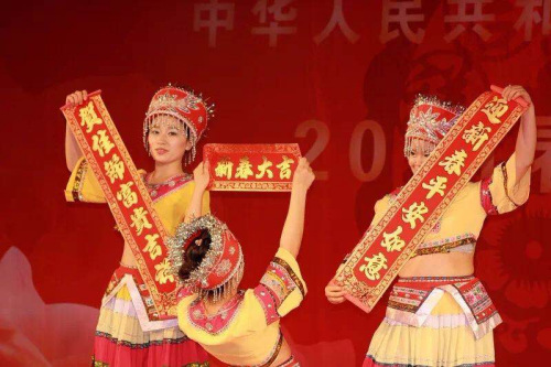 一些华人庆祝节日的表演活动也屡有举办。 一些华人庆祝节日的表演活动也屡有举办。