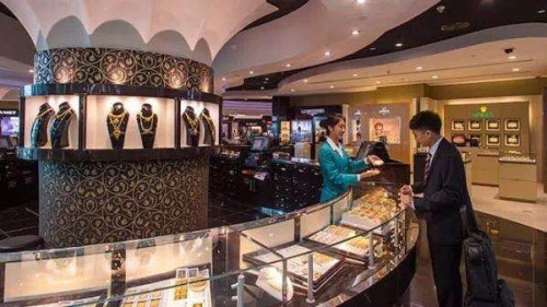 2010年间华人导购人员渐渐开始在DUBAI MALL出现,并占据越来越重要的位置。图片来自网络。 2010年间华人导购人员渐渐开始在DUBAI MALL出现,并占据越来越重要的位置。图片来自网络。