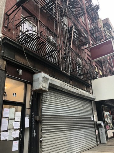 包厘街85号住户被迫搬迁后,房屋无法按原定计划在两周内修好。(美国《世界日报》记者/陈小宁 摄) 包厘街85号住户被迫搬迁后,房屋无法按原定计划在两周内修好。(美国《世界日报》记者/陈小宁 摄)
