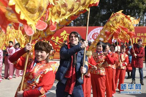 外国友人在中国乡村体验民俗