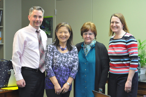 包薇(左三)表示，希望通过一连串的行动、声明，让家长知道学区愿意倾听他们的担忧，也会尽力维护他们的权利。(美国《世界日报》记者/林亚歆 摄)