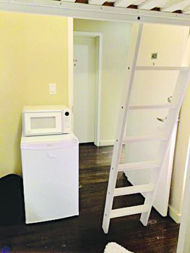 附有私人浴厕的微信单位也有家具。(加拿大《明报》资料图)