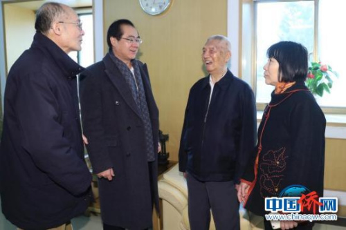 中国侨联原主席庄炎林、国侨办副主任郭军与侨校校友亲切交谈。记者盛佳鹏 摄 中国侨联原主席庄炎林、国侨办副主任郭军与侨校校友亲切交谈。记者盛佳鹏 摄