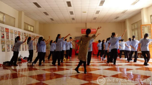 老师教授中国民族舞。