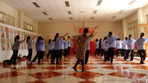 老师教授中国民族舞。 老师教授中国民族舞。