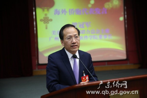 美国侨胞代表梁冠军发言 美国侨胞代表梁冠军发言
