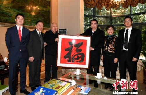 正值新春来临之际,许又声向林文镜赠送了由其题写的“福”字表达祝福。 王东明 摄 正值新春来临之际,许又声向林文镜赠送了由其题写的“福”字表达祝福。 王东明 摄