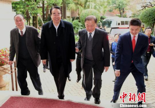 1日上午,中国国务院侨务办公室党组书记、副主任许又声在福州看望印尼侨领、融侨集团创始人林文镜。 王东明 摄 1日上午,中国国务院侨务办公室党组书记、副主任许又声在福州看望印尼侨领、融侨集团创始人林文镜。 王东明 摄