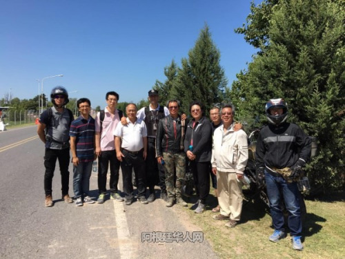 参加寻找的华人与当地警方人员。(阿根廷华人网/柳军 摄) 参加寻找的华人与当地警方人员。(阿根廷华人网/柳军 摄)