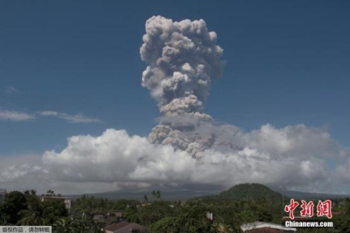 位于菲律宾阿尔拜省卡马利格的马荣火山持续喷发。