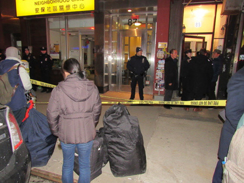 日前华埠包厘街一栋公寓被查封,警方拉起封锁线,住户在寒风中撤离。(美国《世界日报》记者/颜嘉莹 摄) 日前华埠包厘街一栋公寓被查封,警方拉起封锁线,住户在寒风中撤离。(美国《世界日报》记者/颜嘉莹 摄)