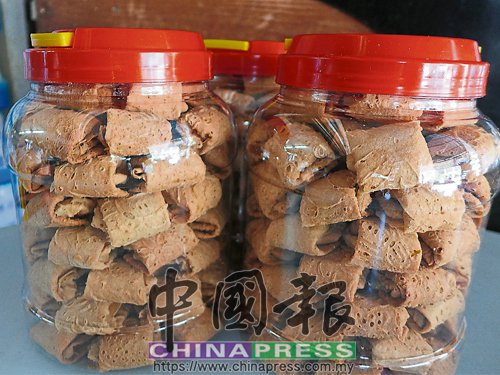 虽然今年的肉松价格又涨,但家庭式制做的肉松“糕甲必”,都抱著薄利多销的宗旨,没起价,每罐售35令吉左右。右图为老一辈喜欢选购的木薯饼。 虽然今年的肉松价格又涨,但家庭式制做的肉松“糕甲必”,都抱著薄利多销的宗旨,没起价,每罐售35令吉左右。右图为老一辈喜欢选购的木薯饼。