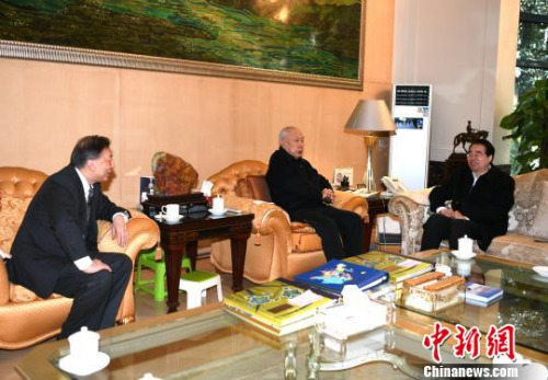 1日上午,中国国务院侨务办公室党组书记、副主任许又声在福州看望印尼侨领、融侨集团创始人林文镜。 王东明 摄 1日上午,中国国务院侨务办公室党组书记、副主任许又声在福州看望印尼侨领、融侨集团创始人林文镜。 王东明 摄