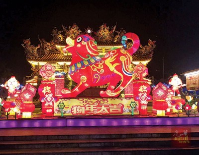 富丽堂皇的庙宇前放置今年的主角“旺旺”,年味十足。(马来西亚光华网) 富丽堂皇的庙宇前放置今年的主角“旺旺”,年味十足。(马来西亚光华网)
