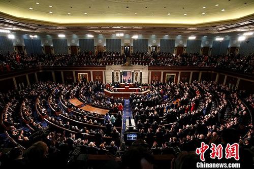 资料图:当地时间2018年1月30日,美国华盛顿,美国总统特朗普发表国情咨文演说,这是他本年度最重大的演说,预计将吸引4000万美国人观看。 资料图:当地时间2018年1月30日,美国华盛顿,美国总统特朗普发表国情咨文演说,这是他本年度最重大的演说,预计将吸引4000万美国人观看。