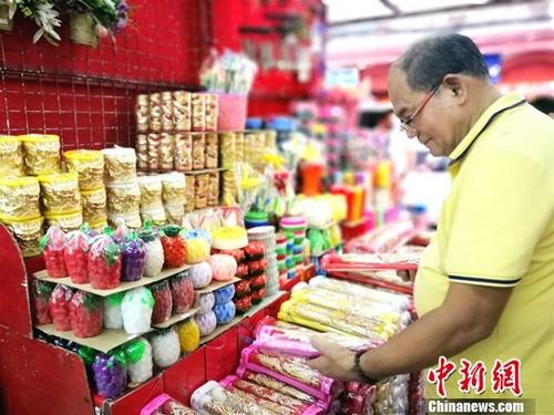 2017年10月，菲律宾马尼拉中国城的华人超市里，顾客在选购香烛。(<a target='_blank' href='http://www.chinanews.com/'>中新社</a>/关向东 摄)