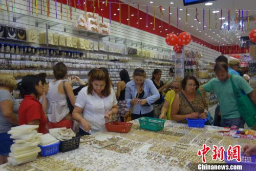在有“唐人街”之称的巴西圣保罗市“3月25街”，顾客在选购中国首饰。(<a target='_blank' href='http://www.chinanews.com/'>中新社</a> 莫成雄 摄)