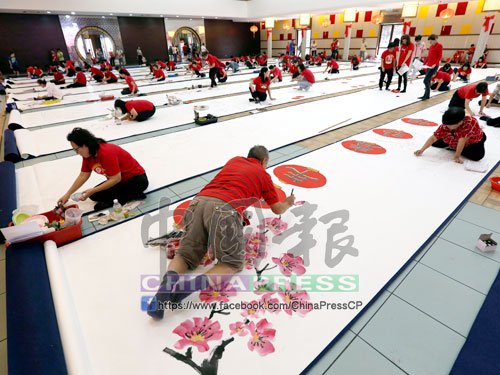 现场绘画万狗图,充满新年气息。 现场绘画万狗图,充满新年气息。