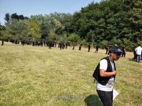 警方展开搜索 来源:阿根廷华人网 警方展开搜索 来源:阿根廷华人网