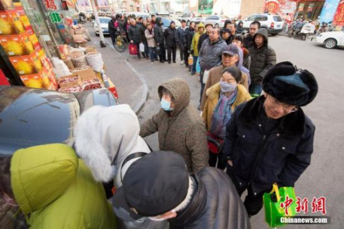 资料图：2018年1月22日，山西太原，民众拎着大小各异的空壶排长队购买老陈醋。进入中国农历腊月，山西的陈醋销售迎来高峰，当地民众用自家的各种容器打散醋为春节做储备。<a target='_blank' href='http://www.chinanews.com/'>中新社</a>记者 武俊杰 摄