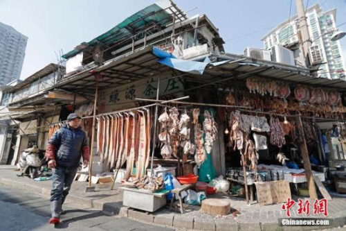 资料图：2018年2月4日，在上海江阴路街上，每当临近春节，就是另一幅景象。早在春节来临之前，商家门前就挂满了腌制好、待出售的年货。鸡胗和猪舌用红绳扎成串，咸鸡咸鸭咸乌青上用红纸标注好价格，花色好看的腊肠被捆扎好，隐隐飘散出香气。它们中有些已被买家预定，价格和付款方式已经被写在大红纸上，预示着一年的丰润。许多居住在周边的市民都会来到这里选购，同时，感受从街边散发出来的年味。 殷立勤 摄 2月4日，在上海江阴路街上，每当临近春节，就是另一幅景象。早在春节来临之前，商家门前就挂满了腌制好、待出售的年货。鸡胗和猪舌用红绳扎成串，咸鸡咸鸭咸乌青上用红纸标注好价格，花色好看的腊肠被捆扎好，隐隐飘散出香气。它们中有些已被买家预定，价格和付款方式已经被写在大红纸上，预示着一年的丰润。许多居住在周边的市民都会来到这里选购，同时，感受从街边散发出来的年味。 殷立勤 摄