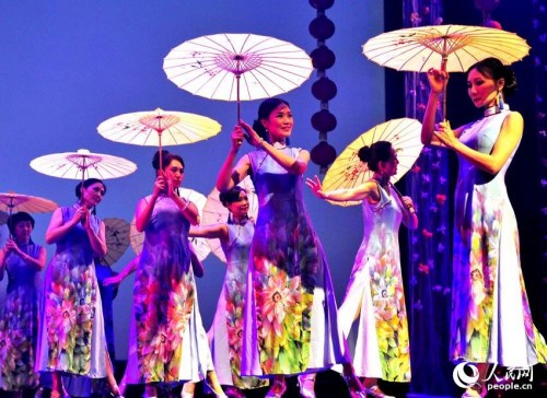 “立春”乐章的青春歌舞音画《印象西湖雨》 于世文 摄 “立春”乐章的青春歌舞音画《印象西湖雨》 于世文 摄
