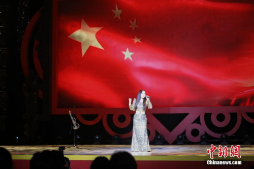 2月4日晚,2018年“文化中国·四海同春”再度唱响香江。图为国家一级演员郭蓉以其独特方式演唱《红旗飘飘》。<a target='_blank' href='http://www.chinanews.com/'>中新社</a>记者 谢光磊 摄 2月4日晚,2018年“文化中国·四海同春”再度唱响香江。图为国家一级演员郭蓉以其独特方式演唱《红旗飘飘》。<a target='_blank' href='http://www.chinanews.com/'>中新社</a>记者 谢光磊 摄